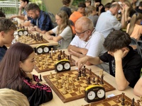 Szachy łączą pokolenia! Rekordowe turnieje w tarnowskim Amfiteatrze