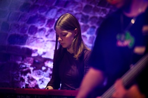 Koncert S.M.ROCK: na scenie pianistka zespołu Time Karolina Taraszka grająca przed publicznością