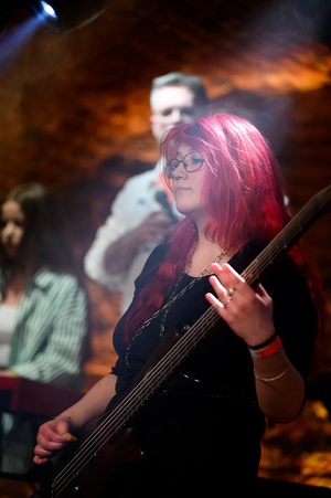 Koncert S.M.ROCK: Uczennice i uczniowie na scenie wykonujący piosenkę przed publicznością