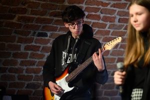 Koncert S.M.ROCK: na scenie uczeń grający na gitarze
