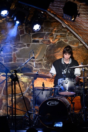 Koncert S.M.ROCK: na scenie uczennica grająca na perkusji