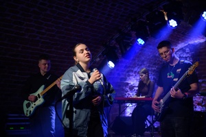 Koncert S.M.ROCK: zespół Time w składzie Łucja Wrzesień, Karolina Taraszka, Łukasz Bugajski, Janusz Zychal na scenie wykonujący piosenkę przed publicznością