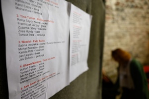 Koncert S.M.ROCK: Setlisty i line-up koncertu wywieszone na drzwiach garderoby