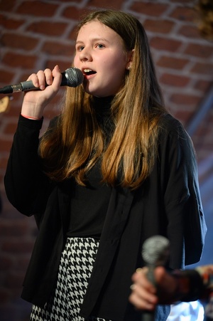 Koncert S.M.ROCK: na scenie śpiewająca uczennica