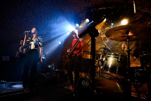 Koncert S.M.ROCK: Uczennice i uczniowie na scenie wykonujący piosenkę przed publicznością