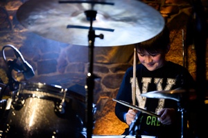 Koncert S.M.ROCK: na scenie uczeń grający na perkusji