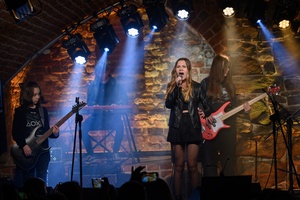 Koncert S.M.ROCK: na scenie uczennice i uczniowie wykonujący piosenkę przed publicznością