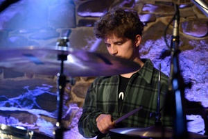 Koncert S.M.ROCK: na scenie perkusista zespołu Time Janusz Zychal grający na perkusji