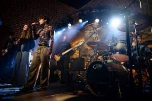 Koncert S.M.ROCK: Uczennice i uczniowie na scenie wykonujący piosenkę przed publicznością