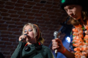 Koncert S.M.ROCK: na scenie uczennice i uczniowie śpiewający piosenkę przed publiczności