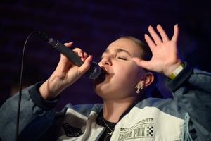 Koncert S.M.ROCK: na scenie wokalistka zespoły Time Łucja Wrzesień śpiewająca przed publicznością