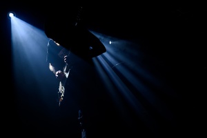 Na scenie wokalista i gitarzysta Dziwnej Wiosny Dawid Karpiuk