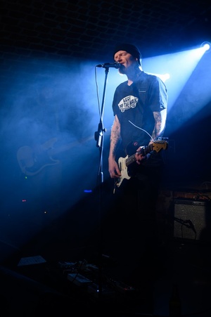 Na scenie wokalista i gitarzysta Dziwnej Wiosny Dawid Karpiuk