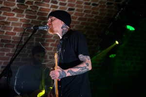 Na scenie wokalista i gitarzysta Dziwnej Wiosny Dawid Karpiuk