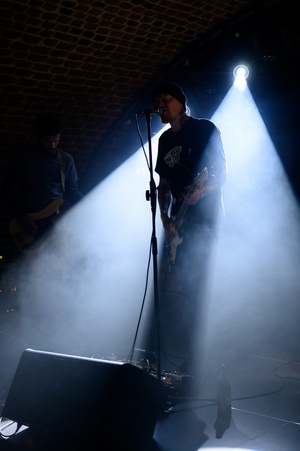 Na scenie wokalista i gitarzysta Dziwnej Wiosny Dawid Karpiuk