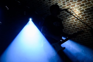 Na scenie wokalista i gitarzysta Dziwnej Wiosny Dawid Karpiuk