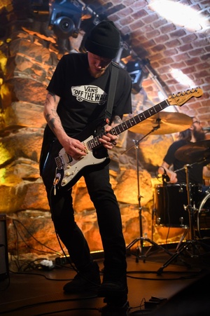 Na scenie wokalista i gitarzysta Dziwnej Wiosny Dawid Karpiuk