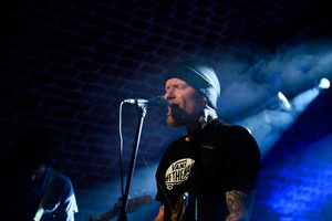 Na scenie wokalista i gitarzysta Dziwnej Wiosny Dawid Karpiuk