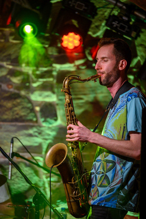 Koncert: The Flash! - Sławek Pezda gra na saksofonie.