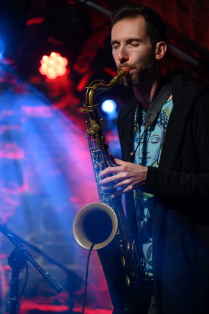 Koncert: The Flash! - Sławek Pezda gra na saksofonie.