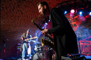 Koncert: The Flash! - Koncert zespołu The Flash, na scenie na pierwszym planie Sławek Pezda grający na saksofonie.