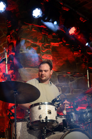 Koncert: The Flash! - Max Olszewski (perkusista) podczas koncertu.