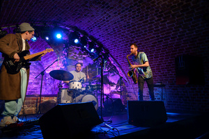 Koncert: The Flash! - Koncert zespołu The Flash, na scenie od lewej: Kuba Dworak, Max Olszewski, Sławek Pezda).