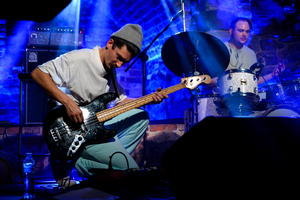 Koncert: The Flash! - Kuba Dworak grający na gitarze basowej.