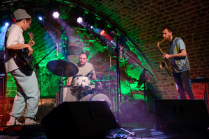 Koncert: The Flash! - Koncert zespołu The Flash, na scenie od lewej: Kuba Dworak, Max Olszewski, Sławek Pezda).