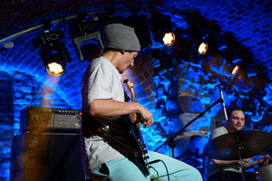 Koncert: The Flash! - Kuba Dworak grający na gitarze basowej.