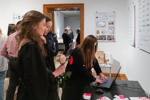 Wystawa: Wynurzenie - Publiczność na wernisażu wystawy, oglądająca prace z kierunku Wzornictwo.