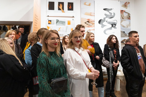 Wystawa: Wynurzenie - Publiczność na wernisażu wystawy, oglądająca prace z kierunku Grafika.