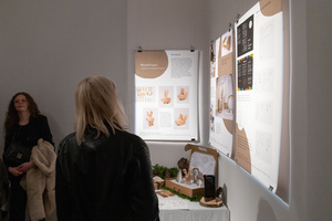 Wystawa: Wynurzenie - Publiczność na wernisażu wystawy, oglądająca prace z kierunku Wzornictwo.