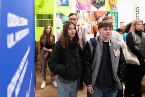 Wystawa: Wynurzenie - Publiczność na wernisażu wystawy, oglądająca prace z kierunku Grafika.