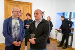 Wystawa fotografii Bogdana Dziworskiego: f/5.6 - Publiczność na wernisażu wystawy.