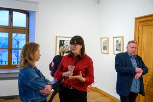 Wystawa fotografii Bogdana Dziworskiego: f/5.6 - Publiczność na wernisażu wystawy.