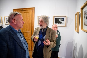 Wystawa fotografii Bogdana Dziworskiego: f/5.6 - Publiczność na wernisażu wystawy.