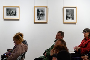 Wystawa fotografii Bogdana Dziworskiego: f/5.6 - Publiczność na wernisażu wystawy.