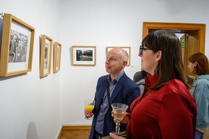 Wystawa fotografii Bogdana Dziworskiego: f/5.6 - Publiczność na wernisażu wystawy.