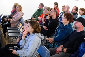 Wystawa fotografii Bogdana Dziworskiego: f/5.6 - Publiczność na wernisażu wystawy. Wykład Marii Franeckiej.