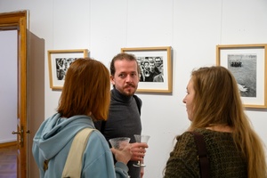 Wystawa fotografii Bogdana Dziworskiego: f/5.6 - Publiczność na wernisażu wystawy.