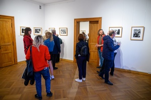 Wystawa fotografii Bogdana Dziworskiego: f/5.6 - Publiczność na wernisażu wystawy.