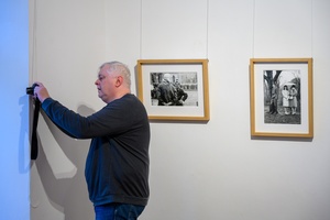 Wystawa fotografii Bogdana Dziworskiego: f/5.6 - Publiczność na wernisażu wystawy.