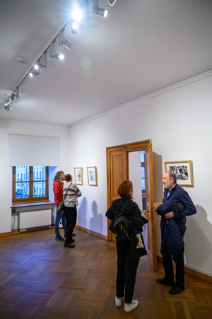 Wystawa fotografii Bogdana Dziworskiego: f/5.6 - Publiczność na wernisażu wystawy.