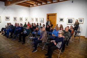 Wystawa fotografii Bogdana Dziworskiego: f/5.6 - Publiczność na wernisażu wystawy.