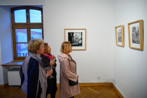 Wystawa fotografii Bogdana Dziworskiego: f/5.6 - Publiczność na wernisażu wystawy.