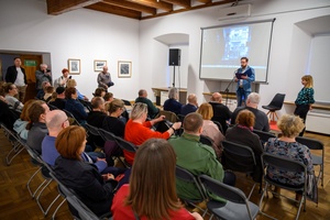 Wystawa fotografii Bogdana Dziworskiego: f/5.6 - Publiczność na wernisażu wystawy. Przedmowa.