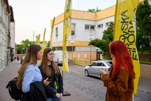 37. TNF - Dzień 2 (28.05.23) - Część Jury Młodzieżowego 37. TNF przed kinem Marzenie w oczekiwaniu na kolejną projekcję konkursową
