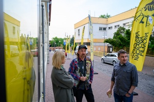 37. TNF - Dzień 2 (28.05.23) - Organizatorzy TNF i Ryszard Jaźwiński przed kinem