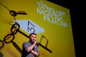 37. TNF - Dzień 2 (28.05.23) - Kuba Armata zapowiadający film konkursowy w sali kinowej